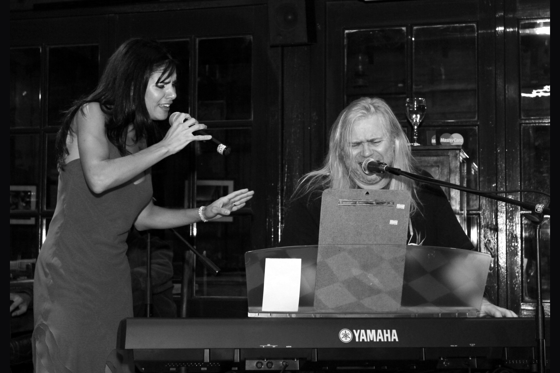 Noel Calcaterra y Clive Nolan durante una interpretación.
