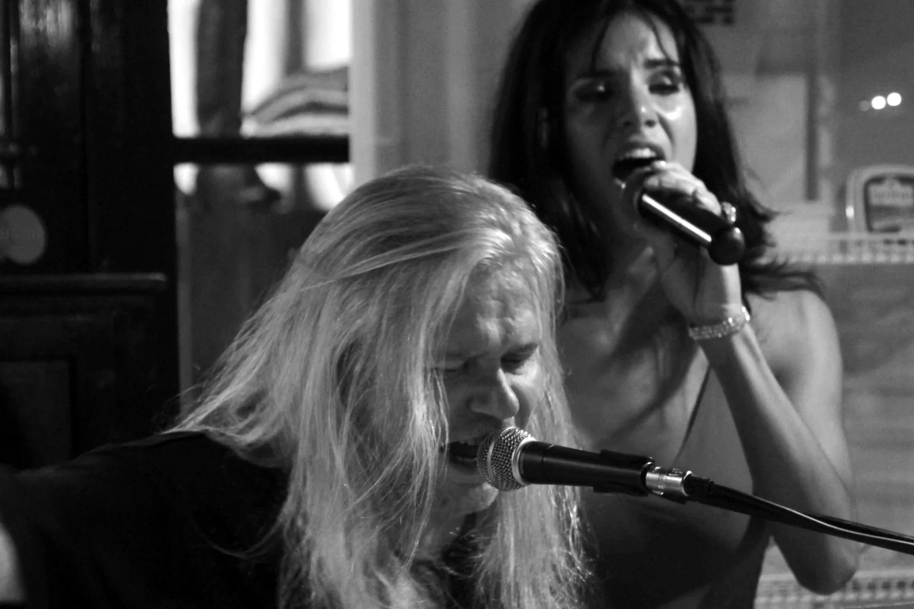 Clive Nolan y Noel Calcaterra durante una interpretación de «Otra Vida».