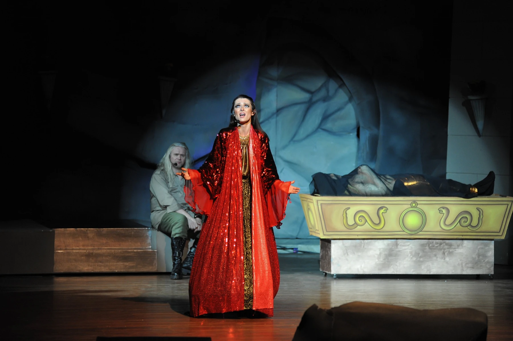 «She» · escena del montaje en el Teatro Eagles