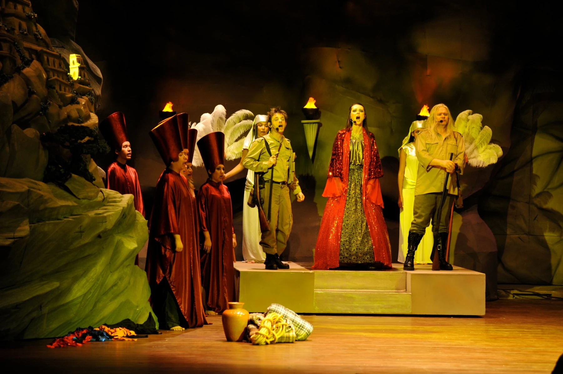 «She» · elenco y coro en escena