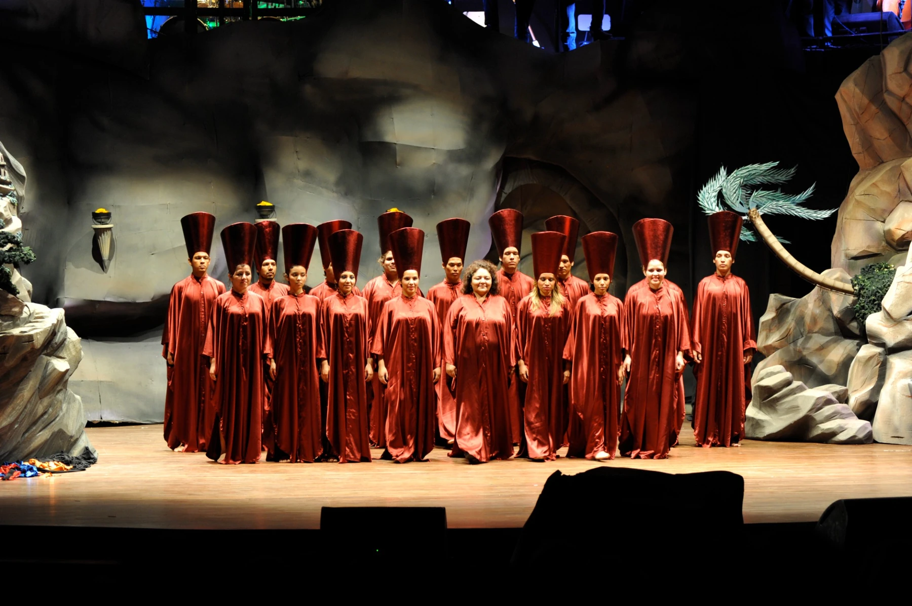 «She» · coro de la producción de Santa Cruz